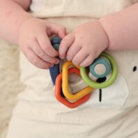 Hrkálka Trojuholník s príveskami (BIO) – náhľad 2