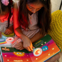 Interaktívna svietiaca kniha Light-Up Library Blairin dvor plný veľkých nápadov – náhľad 3